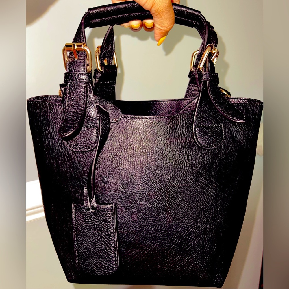 Long strap, inner pockets with zipper.
